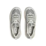 Championes de trail running Merrell modelo Moab Speed 2 Sport, color gris con detalles en crema. Presentan un diseño técnico con empeine de nailon ripstop y TPU, suela Vibram TC5+ de alto agarre y tecnología FlexPlate para mayor estabilidad y flexibilidad.