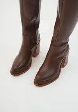 Botas altas negras de cuero vegano, con caña alta, taco cuadrado y plataforma.