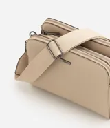 Cartera bandolera mediana Satinato de PU color beige, con diseño estructurado, múltiples compartimentos con cierre de cremallera, herrajes oscuros y correa de gros ajustable.
