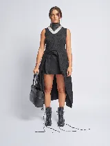 Cartera tipo shopper color negro, de cuero sintético, con doble asa de hombro, cierre superior y doble compartimento interno.