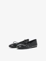 Zapatos tipo chatitas y ballerinas de color negro, con diseño clásico de punta redonda y detalle de lazo en la parte delantera.