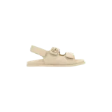 Sandalias Gucci modelo Double G de color beige, con diseño de tiras ajustables con velcro, monograma grabado en relieve y herraje metálico dorado con el logo entrelazado de la marca.
