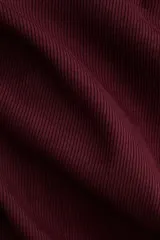 Remera entallada de manga larga con cuello redondo, confeccionada en tejido de algodón acanalado.