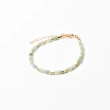 Pulsera dorada con cuentas de piedra verde y cierre de mosquetón.