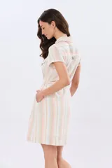Vestido corto de lino con diseño de rayas verticales en tonos rosado, celeste, verde y beige. Presenta cuello camisero, mangas cortas, cierre frontal con botones y un lazo ajustable en la cintura.