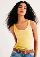 Musculosa de punto rib gris melange, de corte ajustado y escote redondo.