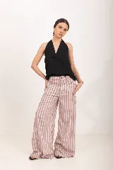 Pantalón de lino blanco de tiro alto, corte wide leg y bolsillos delanteros tipo ojal.