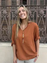 Blusa clásica de fibrana en color caramelo, con cuello en V, mangas largas y diseño holgado.