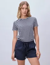 Short color verde militar de tencel, marca Workshop, con pretina ancha elastizada con lazo de ajuste y bolsillos delanteros.