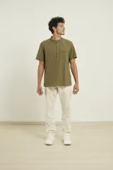 Camisa de manga corta con cuello mao y cierre frontal parcial con botones de coco. Confeccionada en una mezcla de lino y algodón.
