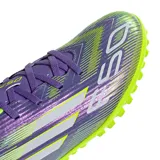 Championes de fútbol 5 Adidas F50 Club unisex, color púrpura con detalles en blanco y amarillo limón.