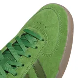 Championes Adidas Glenburn de color verde, confeccionados en gamuza con las clásicas tres tiras en los laterales en tono verde oscuro, suela de goma translúcida y detalles con el nombre del modelo y la marca en dorado.