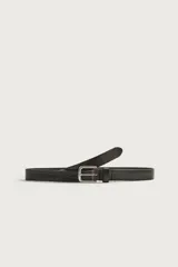 Cinturón de piel color negro con hebilla metálica rectangular plateada y pasador a juego.