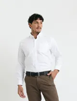 Camisa de tejido Oxford con cuello button-down, manga larga y bolsillo frontal. Presenta botones al tono y un corte clásico.