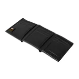 Billetera de cuero plegable color negro, con compartimento de malla, ranuras para tarjetas y logotipo de la marca grabado en la esquina inferior.
