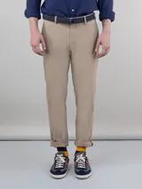 Pantalón chino color beige de gabardina, marca El Ganso, corte Slim Fit, con bolsillos delanteros y traseros, cierre con cremallera y botón, y cinturón azul con detalles en rojo.