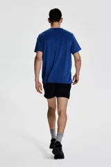 Remera deportiva azul de corte estándar, cuello redondo y mangas cortas. Confeccionada en tejido funcional DryMove™ que ayuda a absorber el sudor.