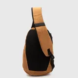 Mochila tipo bandolera de un solo hombro, color tostado, con correas ajustables negras y cierre frontal.