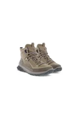 Botas de trekking Ecco ULT-TRN color taupe, con cordones violetas, confeccionadas en cuero nobuk aceitado y tejido premium. Cuentan con membrana impermeable sin PFC, entresuela PHORENE™ y suela de caucho Michelin.