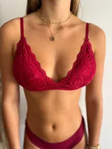 Bralette de encaje rojo con breteles finos regulables.