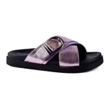 Sandalias bajas color lila metalizado con hebilla y suela negra.