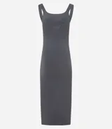 Vestido midi de algodón con escote cuadrado tanto en el frente como en la espalda y breteles anchos. Presenta un corte ajustado al cuerpo y diseño minimalista.