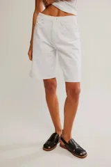 Short de denim blanco de tiro medio, corte bermuda relajada con diseño clásico de cinco bolsillos y cierre frontal.