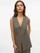 Chaleco sastrero color verde oliva, con escote en V, cierre frontal de botones y diseño estructurado.