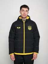 Campera de abrigo corta negra con capucha y costuras en contraste color amarillo. Estampado del escudo del Club Atlético Peñarol en el pecho y en la espalda.