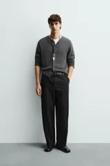 Pantalón de corte balloon fit, confeccionado en una mezcla de lyocell y algodón. Presenta bolsillos frontales, bolsillos traseros de vivo y cierre frontal con cremallera y botón.