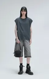 Sudadera color carbón con corte extra oversize, hombros caídos y cuello redondo de rib al tono.