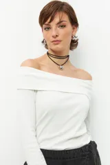 Remera color beige, strapless y de manga larga, confeccionada en algodón.