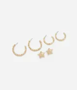 Set de tres pares de aros dorados: dos pares de aros tipo argolla de diferentes tamaños y un par de aros tipo botón con forma de estrella.