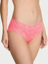 Bombacha tipo cheeky de encaje color coral con diseño floral y bordes festoneados.