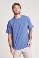 Remera de manga corta color verde menta, con cuello redondo y bolsillo en el pecho.