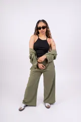 Pantalón palazzo verde militar de tiro alto y corte amplio.