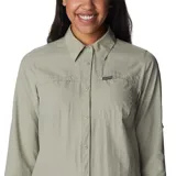 Camisa Columbia de manga larga en color verde militar, modelo Silver Ridge 3.0. Confeccionada con tecnología Omni-Shade™ de protección solar UPF 50 y tejido de secado rápido Omni-Wick™. Cuenta con cuello clásico, cierre frontal con botones, bolsillos en el pecho con solapa y sistema para arremangar las mangas.