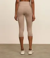 Calza deportiva corsario color verde militar, confeccionada en microfibra.