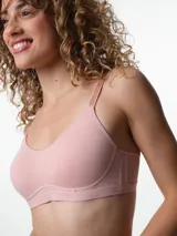 Soutien de microfibra color rosado, con copas preformadas sin aro y escote redondo. Presenta breteles ajustables y cierre posterior con broches multiposición.