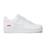 Zapatillas Nike Air Force 1 Low Supreme blancas de cuero, con logo de Nike en los laterales y logo de Supreme en el talón.