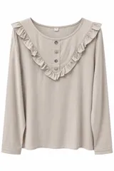 Blusa de manga larga color beige con detalle de volados en forma de V alrededor del cuello y cierre frontal parcial con botones.