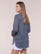 Blusa holgada de color verde con diseño de rayas verticales blancas, escote en V con cuello mao y pechera corta con botones. Mangas tres cuartos regulables y bajo redondeado.