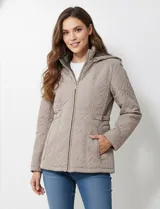 Campera de abrigo color marrón, con diseño capitoneado de costuras entrelazadas en relieve. Presenta cuello alto, capucha desmontable, cierre frontal completo y bolsillos laterales con cierre. Incluye trabas ajustables en la cintura con botones metálicos para entallar la silueta.