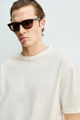 Camiseta de corte cropped fit confeccionada en algodón con acabado mercerizado que aporta suavidad y brillo. Presenta cuello redondo y mangas cortas.