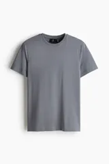 Remera de punto liviano color gris, con cuello redondo y diseño slim fit. Confeccionada con fibra sintética COOLMAX®.