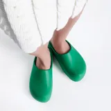 Sandalia tipo zueco de plataforma Melissa modelo Free Clog Up, color verde, de diseño moderno y acabado mate.