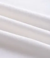 Remera de algodón color blanco con cuello redondo y manga corta. Presenta un estampado gráfico en la espalda con los personajes de la serie Hora de Aventura y el logo de la serie.