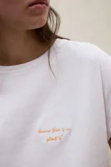 Remera de algodón color blanco, con cuello redondo, manga corta y bordado delicado en el frente.