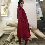 Tapado rojo de lana merino afieltrada, con cuello plisado y guarda tejida en el cuello y ruedo.