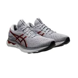 Championes de running Asics Gel Nimbus 24, color gris con detalles en negro y rojo. Presentan tecnología FF Blast+ en la entresuela para mayor amortiguación y diseño de malla transpirable.